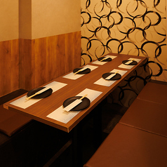 【2階】周りを気にせずくつろげる完全個室は、友人との飲み会・女子会・接待・会社の宴会まで幅広いシーンに対応！ベンチシートでゆったり座れる個室空間で、くつろぎの時間をお過ごしください！