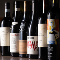 ソムリエ厳選のワインはニューワールド含め常時約30種類