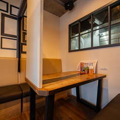 清潔感のある店内は、木の温もりを感じるテーブルやソファー席で落ち着いたお洒落空間が広がります。リーズナブルに楽しめる飲み放題付の女子会コースもございますので、ガールズトークで盛り上がりたい時にもおすすめです♪食べて飲んでしゃべって素敵なひとときをお過ごしください。ご予約、ご来店お待ちしております◎