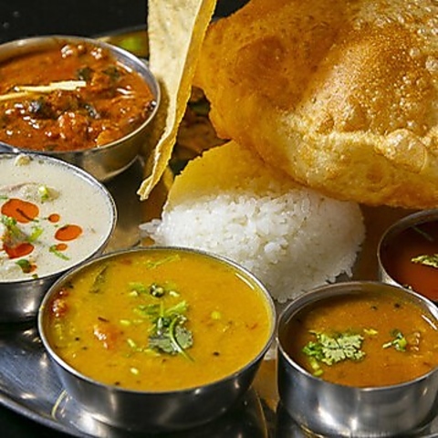 シェフがつくりだす本格スパイス料理をご堪能ください。