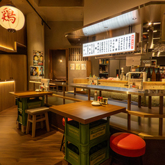 【友人と過ごす楽しい食事、テーブル席】店内奥にある雰囲気抜群の2人掛けテーブル席は、心地よい距離感を保ちながら、賑やかな会話を楽しむのにぴったりです！心地よいひとときに♪