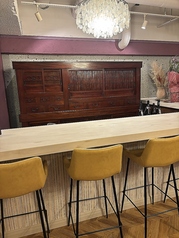 アンティークの箪笥を前に座るカウンター