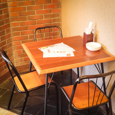 【落ち着いた語らいに】プライベート感を重視したい時に最適な2名様掛けのテーブル席。カウンターよりも少し落ち着いて食事を楽しみたい時や、親しい友人との語らいにおすすめです。駅近ながら喧騒を忘れて、365日楽しめる創作餃子の数々を心ゆくまでご堪能いただけます。