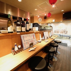 豊富な種類のお酒がカウンターにズラリ!お好きなものをお選びください♪