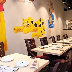 【テーブル席】壁一面に描かれたアートが彩る空間で、非日常のひとときを。大切な友人との食事やデートに最適な空間です♪