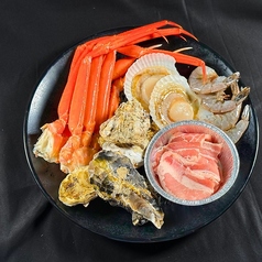 カニ・牡蠣・帆立が並ぶ「豪華海鮮ワンプレート」付きの写真