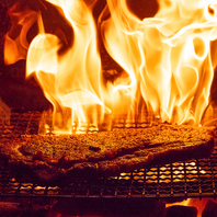水晶板や炭火で味わう国産牛ステーキとクラシカルな洋食