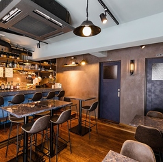 お仲間との会話をゆっくり楽しみたい方に最適なテーブル席です♪広めのスペースを確保しているので、お食事を並べてもゆとりがあります◎リラックスした雰囲気の中で、自慢の料理とお酒をご堪能ください。