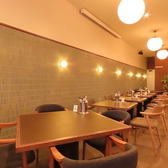 店内には、大画面で映像をお楽しみいただける大型プロジェクターを完備しております◎結婚式の二次会などで思い出のムービー上映や、貸切パーティーでのオリジナル映像の投影など、イベントをさらに盛り上げる演出に大活躍です！ご利用をご希望の際は、接続機器などの詳細についてお気軽に店舗スタッフまでご相談ください♪