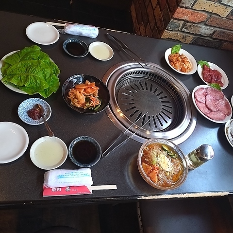 旨味溢れる本格焼肉を堪能！食べ応え抜群の牛タンや熱々石焼ビビンバを朝５時まで満喫
