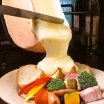 目の前でチーズをとろ～りとかけさせていただきます。熱いうちにお召し上がりください！