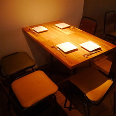 当店のテーブル席は、落ち着いた雰囲気の中でゆったりとお食事を楽しめるスペースです。木の温もりを感じるテーブルは、友人や家族との会話を弾ませるのに最適となっております。心地よい空間で、大切なひと時をお過ごしくださいませ。