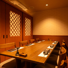 8名様程度のお集まりに最適な個室も完備◎お仕事終わりの飲み会はもちろん、女子会、打ち上げ、懇親会などシーンに応じてご利用いただけます。周囲に気兼ねすることなくお食事ができる空間で、ごゆっくりと楽しいひとときを♪豊富なお酒と共に、自慢の料理を心ゆくまでご堪能ください。