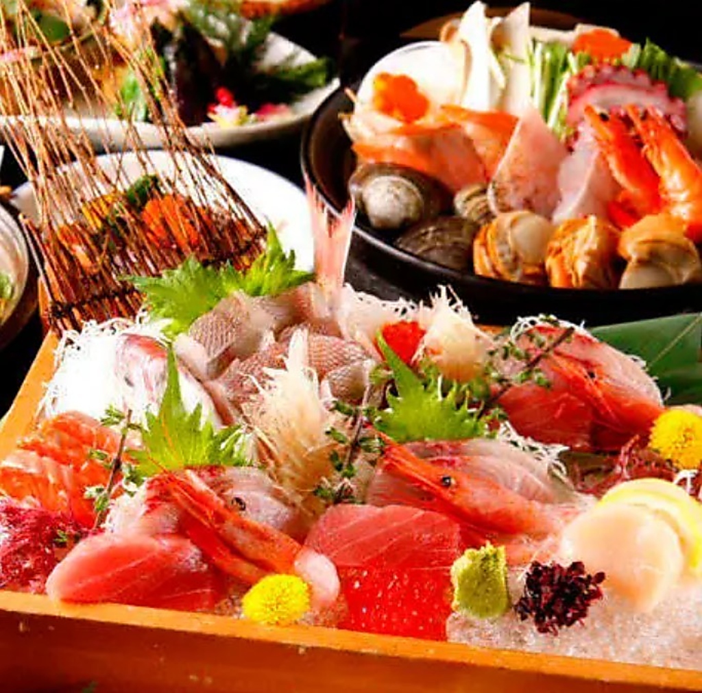 名物肴うたげ盛りは豪快に鮮魚を桶に盛り付けてご提供。組数限定のまぐろとサーモンの溢れ盛りも