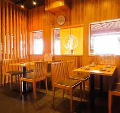 店内は木の温もりがあるモダンのテーブル席となっており、落ち着いた雰囲気の空間で、ご友人や同僚との飲み会や女子同士の集まり、会社の宴会などにも最適です♪是非、足を伸ばしてお寛ぎ頂けるお店です◎最大10名まで可能。