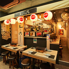 2名様～8名様までご案内可能です！会社仲間やご家族でのご利用に最適な、ゆったりとしたテーブル席です。美味しいお肉をシェアしながら、楽しいひとときをお過ごしください♪