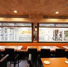 落ち着いた雰囲気の店内は、結婚式の二次会や歓迎会・送別会などの、大人数でのお集まりに最適です。人数の相談やケーキ持ち込みなども承ってりますので、お気軽にご相談ください。【最低保証金】月曜日～木曜日：8万円 / 金曜日・土曜日：10万円 ※日曜日は貸切なし