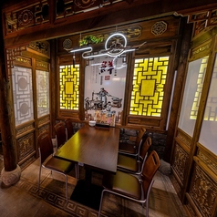 古き良き中華の美意識を映した、優雅な半個室空間。最大8名様までご案内可能な上質な設えで、贅沢な時間を心ゆくまでご堪能ください。