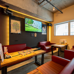 天文館に佇むお洒落な隠れ家は中に入るとゆったり寛げる特別な空間が広がります。間接照明が落ち着くソファー席で、のんびり寛ぎながらお食事をおたのしみいただけます◎デートや女子会、お仕事帰りの宴会にぴったりのお席を多数ご用意しております！ご利用シーンに対応した幅広いコースもございますので是非ご利用ください