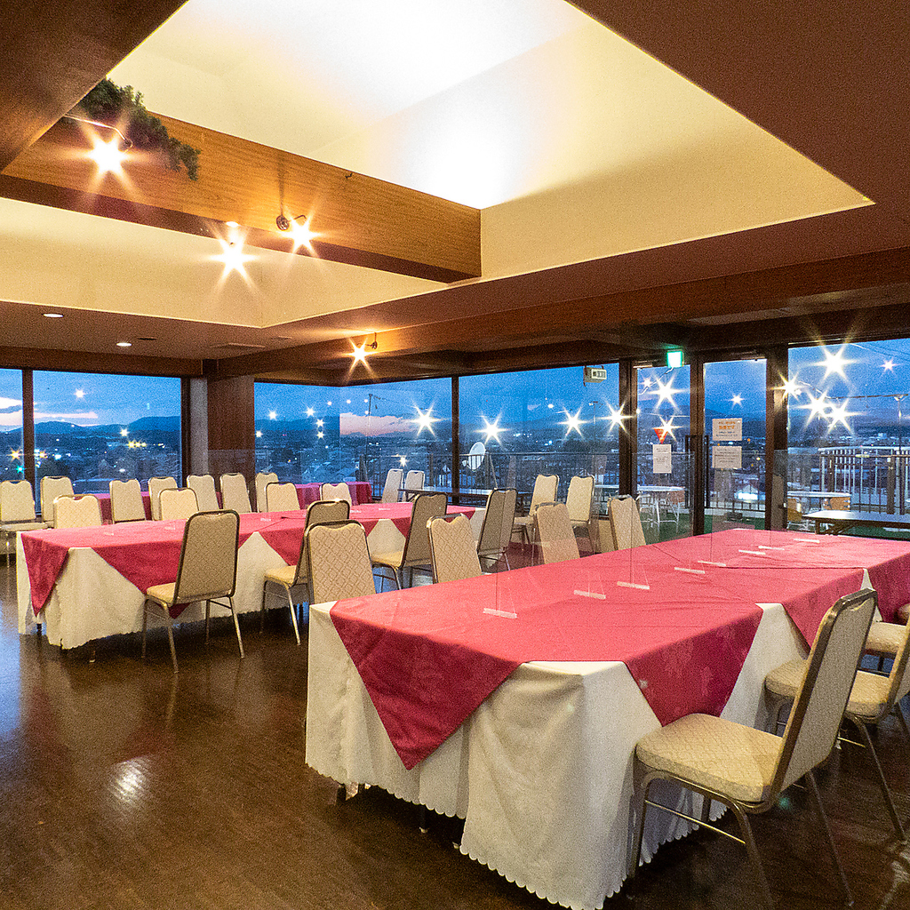 天気が良い日は270度の絶景の中、開放感たっぷり屋外席で風を感じながら宴会をお楽しみいただけます