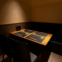 完全個室は2～6名様までご利用可能です。記念日や誕生日などの特別なお祝いにぜひご利用くださいませ。大切な時間をプライベートな空間で過ごすことができます。個室の空き状況は日々変動しますので、お電話でのご確認をおすすめします。