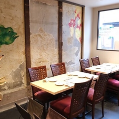 【テーブル席】ゆったりとしたテーブル席は、お食事を心ゆくまでお楽しみいただけます。気の置けない仲間と、会話も弾むひとときをお過ごしください！