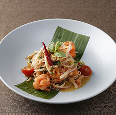 ヤムタクライ　サーモンとレモングラスのハーブサラダ