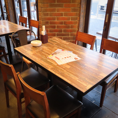 【少人数での宴会に】使い勝手の良い4名様掛けのテーブル席を4卓ご用意しております。気の置けない仲間との飲み会や、少人数の会社宴会にぴったりなサイズ感です。お席を連結して最大16名様程度のグループ利用も可能！シーンに合わせてフレキシブルに対応いたしますので、お気軽にご相談ください。