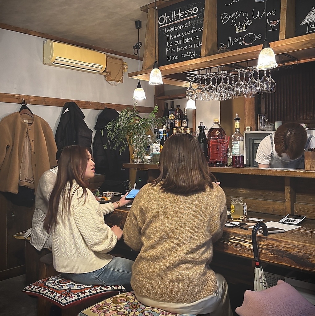 キッチンが見えるカウンター席も人気！無垢のカウンターで落ち着いてお酒と食事が楽しめます。