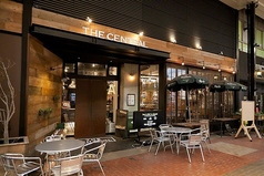 開放感あふれるテラス席は、爽やかな風を感じながらお食事を楽しめる特別な空間です。開放的な夜景を眺めながら、贅沢な時間をお過ごしいただけます。ご友人とのランチやデート、特別な日のお食事にぜひご利用ください。自然の中でリフレッシュしたい方にもおすすめです。