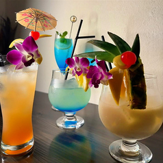 フルーツたっぷりのオリジナルトロピカルカクテル