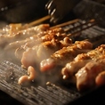 【焼き鳥・数量限定】朝引き鶏の旨味を凝縮した焼き鳥は、もも・ハツ・レバーから皮やつくねまで楽しめる数量限定品。宮崎地鶏を炭火で丁寧に焼き上げた逸品。ひと口頬ばれば、香ばしさとジューシーさが広がる至福の一本。職人の技が光る味わいをお酒とともに堪能してください。旨みが広がり、贅沢極まりない極上体験です♪
