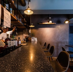 スタッフとの会話を楽しんだり、静かに一杯を味わったりできる特等席です♪お仕事帰りにふらっと立ち寄るのにもぴったり◎落ち着いた照明の中で、自分だけの贅沢なバータイムをお過ごしいただけます。