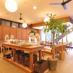 当店では広々とした快適なテーブル席をご用意しております！着席スタイルで最大60名様、立食スタイルなら最大100名様までご利用が可能です◎バリアフリー対応の店内は、どなた様でも安心してお過ごしいただけますよ♪お一人様でのゆったりとしたランチタイムから大人数でのご宴会まで、多彩なシーンにてご活用くださいませ