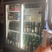 店の入り口には様々な日本酒等ドリンクボトルの冷蔵庫が！ここからお酒を選ぶのも楽しいですね。