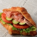 料理メニュー写真 生ハム＆トマトのサンドイッチ