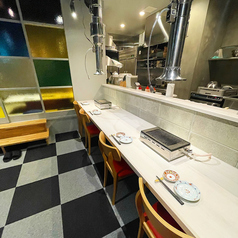 カップルにおすすめのカウンター席です♪おひとり様でも是非ご利用ください！1～2名様×2卓