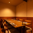 落ち着いた雰囲気が漂う完全個室を多数ご用意しております。あたたかみのある照明が心安らぐ空間を演出。プライベート感を重視した空間は、接待や会食、記念日などのお祝い事にも最適です。新鮮なお造りや和牛などを堪能できる贅沢なコースもご用意。特別なひとときを、ぜひ当店で◎