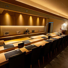 貸切対応が可能で、周囲を気にせずにゆったりとお寛ぎいただけます。絶品の江戸前寿司を心ゆくまで堪能できるプライベートな空間で、大切な方々との特別な時間を心ゆくまで満喫してください。当店自慢の絶品料理をご提供いたします。