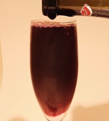 なみなみと溢れんばかりに注ぎます。表面張力に挑戦！