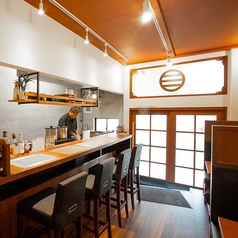 【4席限定のカウンター席をご用意しております】目の前で大将が調理する様子を間近で楽しめる、特等席です。牛たんの焼ける音、立ちのぼる湯気まで臨場感たっぷり。できたての美味しさをいち早く味わえる、人気のお席となっております。ライブ感あふれる調理風景とともに、贅沢なひとときをお過ごしください。