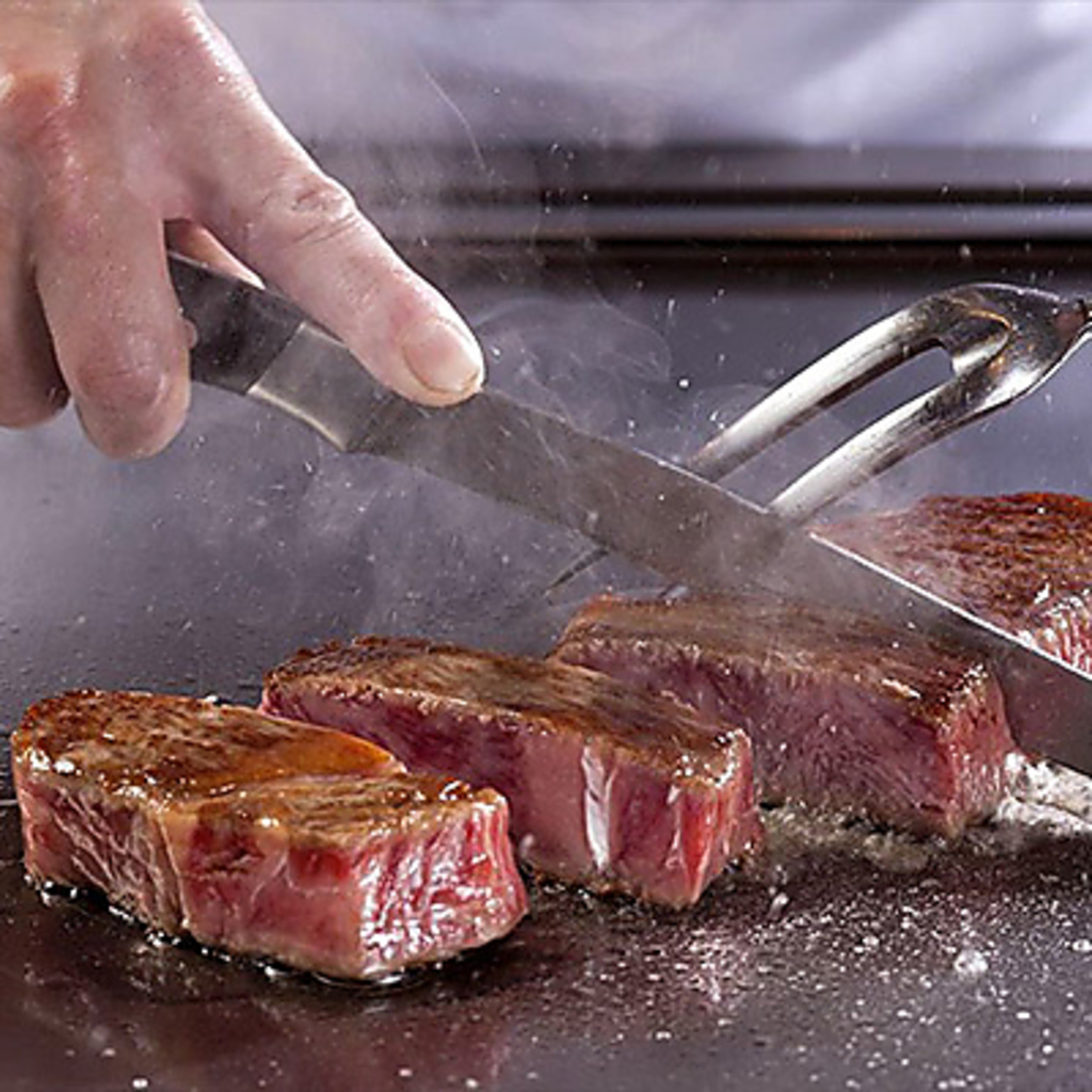 カウンター目の前で焼き上げる鉄板焼きステーキはインスタ映え間違いなし！