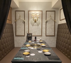 テーブル6名様までお座りでき、　カーテンで仕切れ落ち着いた雰囲気を堪能いただけるテーブル席が2席あります。ゆったりおくつろぎいただけます。お早目のご予約をお勧めしております。