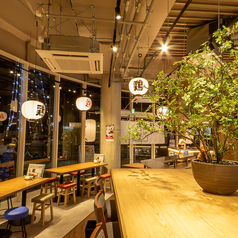 【雰囲気自慢のテーブル席】店内奥にある4人掛けテーブル席は、仲間との会話を楽しむための理想的な場所です☆広々としており、肩が触れ合う心配もなく、ゆったりとした時間を過ごせます！