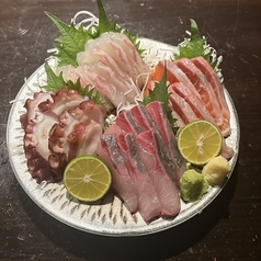県魚はまち刺身、など新鮮な刺身から全て手作りの一品料理までマスターのこだわりがつまってます！