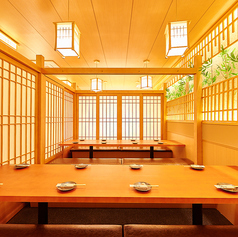 ご接待やお勤め先でのご宴会に最適な寛ぎ和空間をご用意しております。当店は内装にもこだわり疲れを癒す空間造りでおもてなし致します。落ち着いた空間でお勤め先でのご宴会,飲み会はもちろん、女子会,誕生日のお祝い等特別な日にも【せいろ蒸しと創作和牛 個室 隠居亭 新宿西口本店】