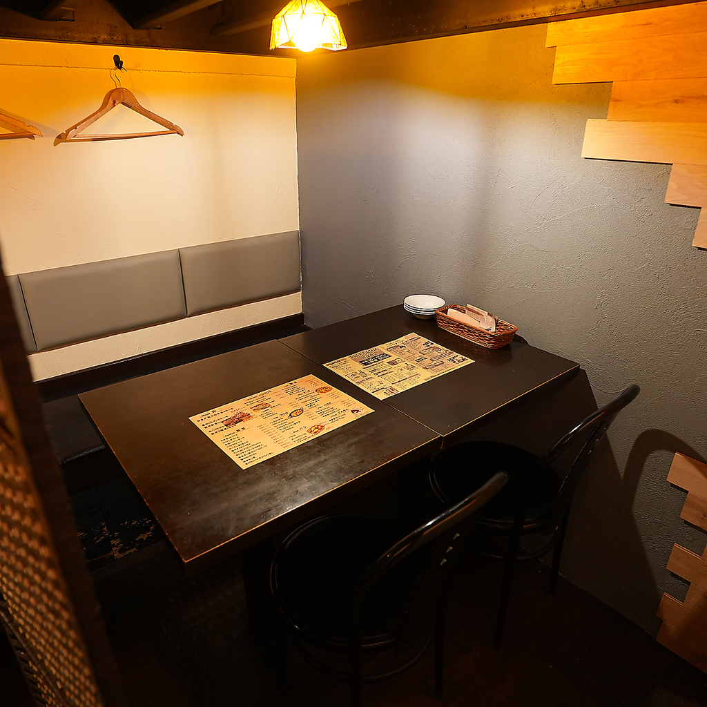 【おこもり感満載】大人気のカップルシート☆店内を見渡せる中2階のお席です