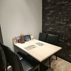 【10名様程度の小宴会にも対応】利用人数に応じて、テーブルのレイアウト変更も可能。