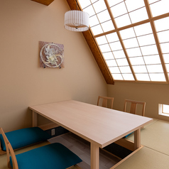 当店には、最大5名様でご利用いただける完全個室が1室完備されています。周囲の目を気にせず、心ゆくまでお食事を楽しむことが可能です。和モダンなインテリアが心地よい落ち着いた空間を演出し、お買い物や観光後の食事にもぴったりな環境です。