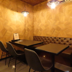 ゆったりと過ごせるテーブル席となっております。椅子やソファも店主のこだわりの１つですのでご堪能ください。